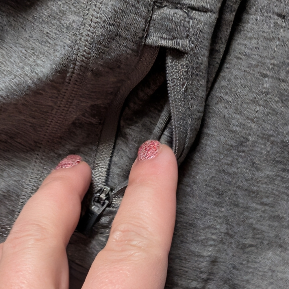 EUC Vuori Crescent Half Zip Pullover in Heather Gray - Picture 15 of 16